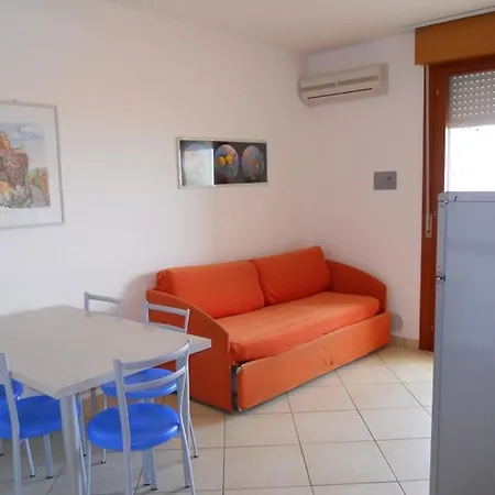 Modern Flat For 8 People With Swimming Pool アパート