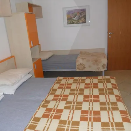 Modern Flat For 8 People With Swimming Pool アパート *