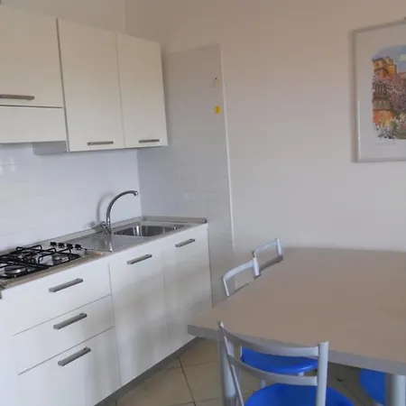 Modern Flat For 8 People With Swimming Pool アパート ビビオーネ