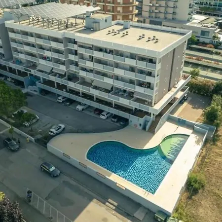 Modern Flat For 8 People With Swimming Pool アパート *