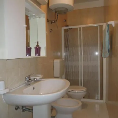 Modern Flat For 8 People With Swimming Pool アパート *