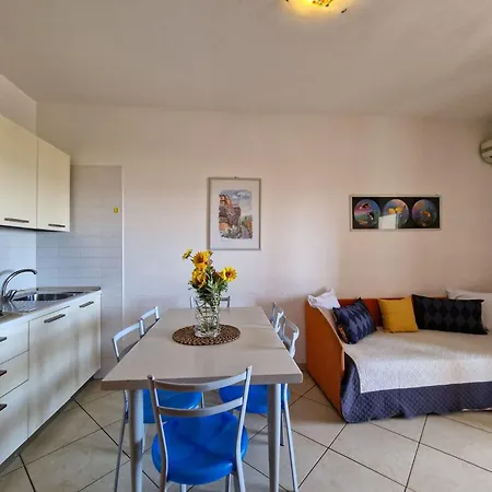 Modern Flat For 8 People With Swimming Pool Apartmán