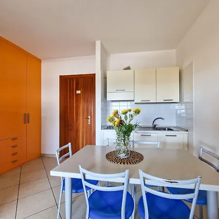Apartmán Modern Flat With Swimming Pool